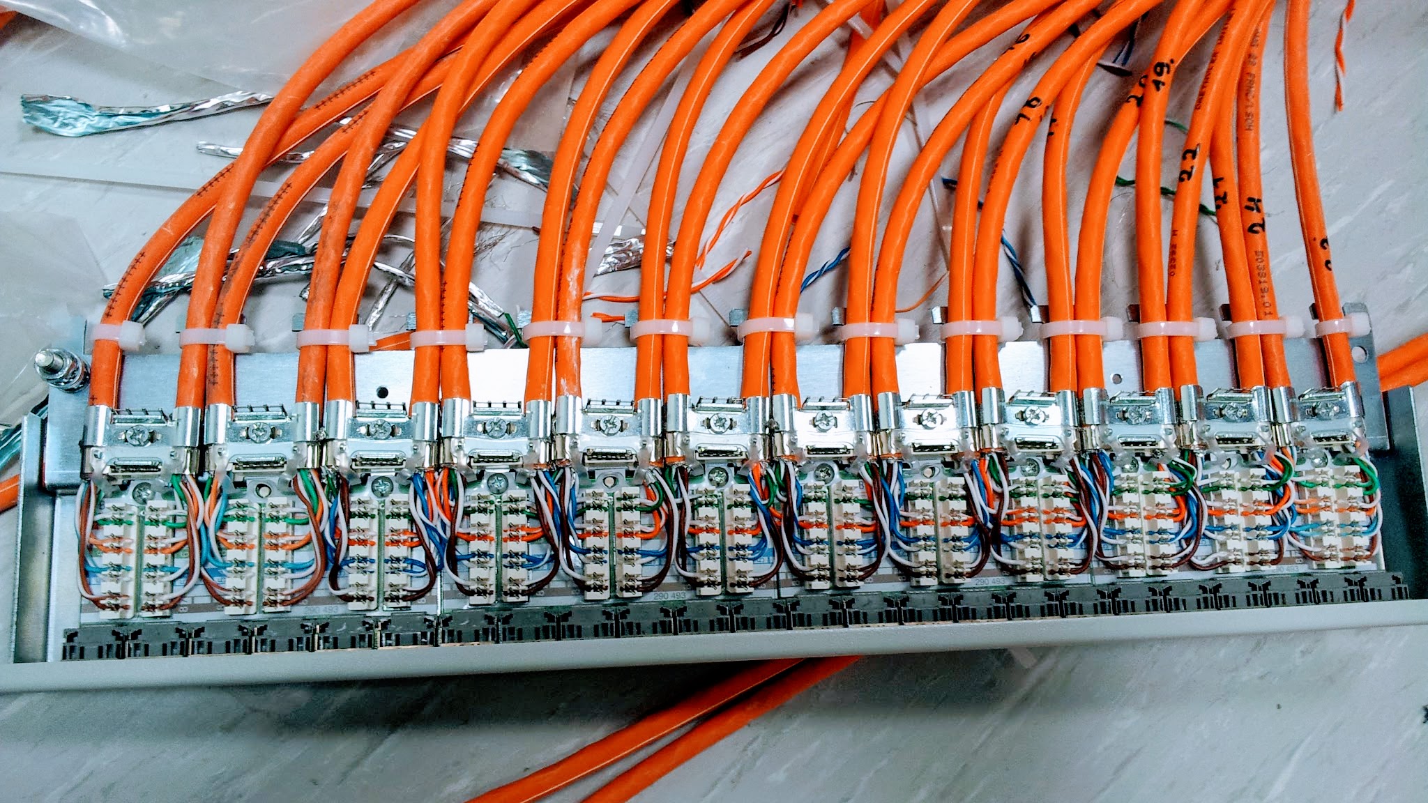 Patch panel cu cabluri și conexiuni pentru infrastructură de rețea