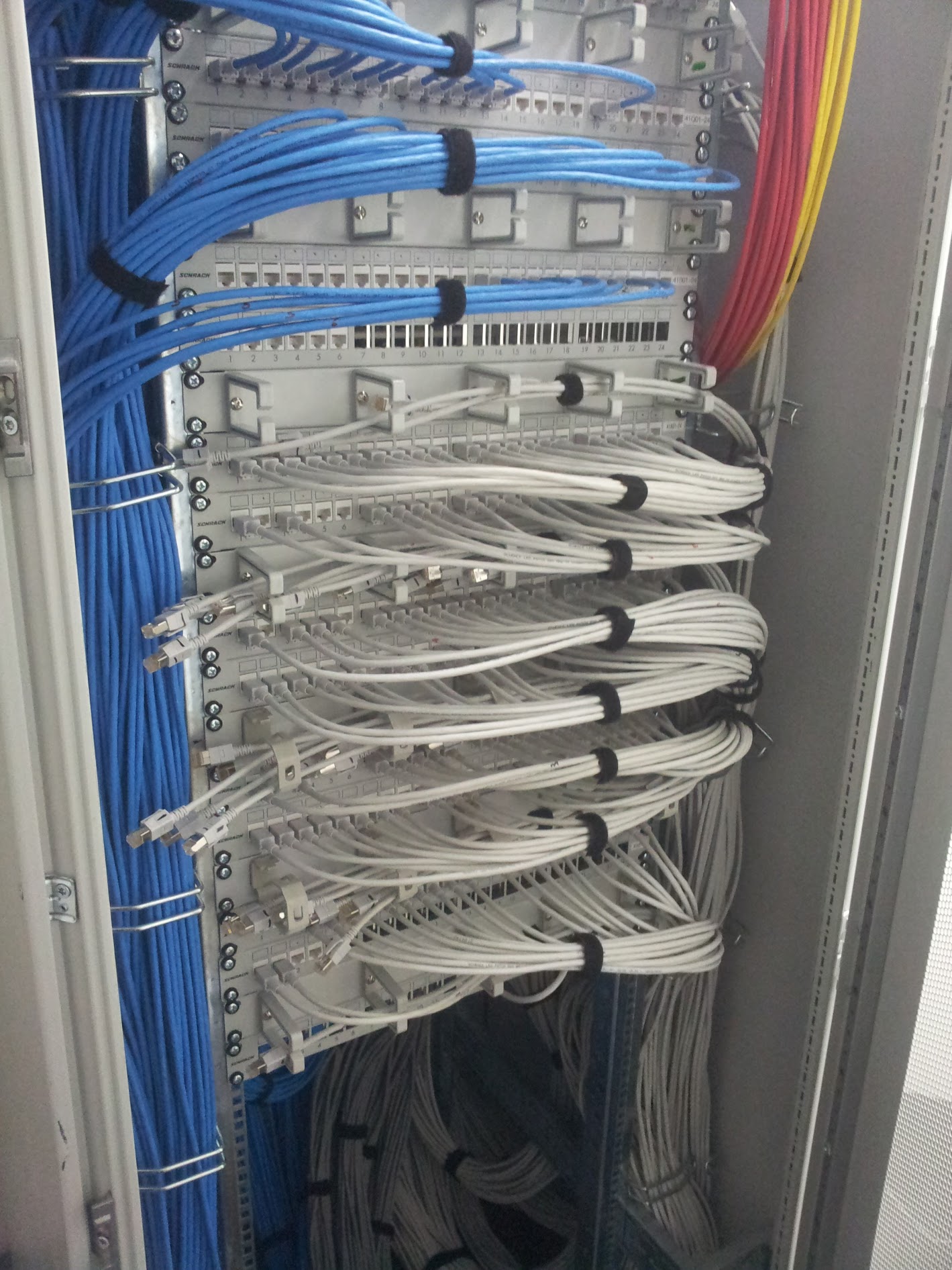 Rack de server cu patch panel-uri și cablare structurată de rețea organizată