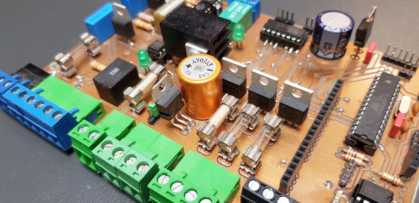 Cablaj electronic de prototip cu conectori, siguranțe, componente discrete și module de control