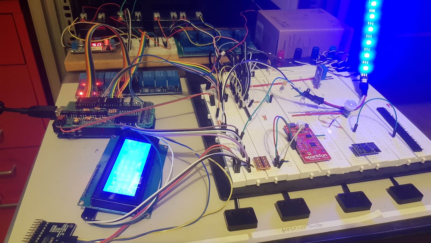 Banc de test cu breadboard, controlere, module electronice, senzori și intrări pentru prototipare