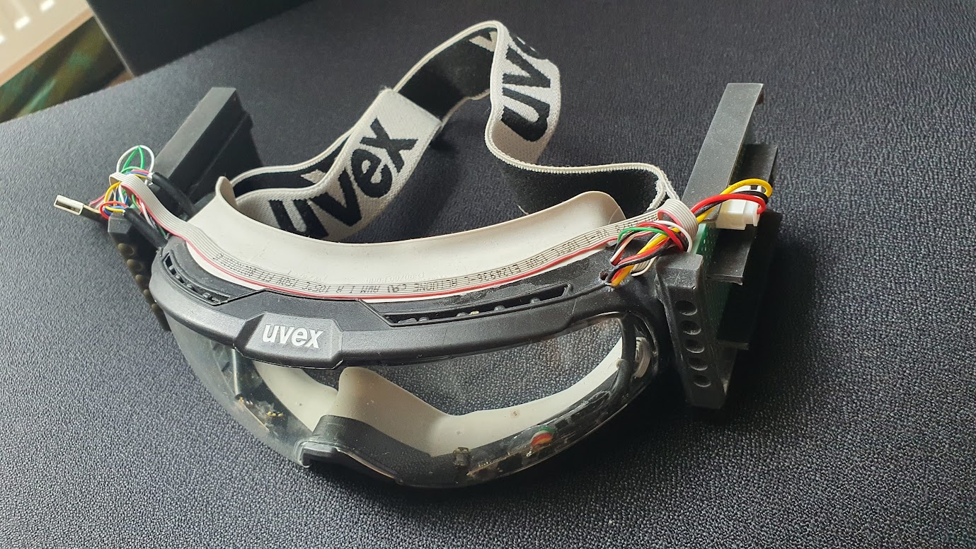 Ochelari de protecție modificați pentru testarea unei camere miniaturale de eye tracking