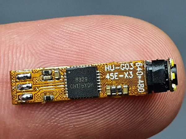 Modul miniatural de cameră extras dintr-o cameră de inspecție și folosit pentru testarea eye tracking